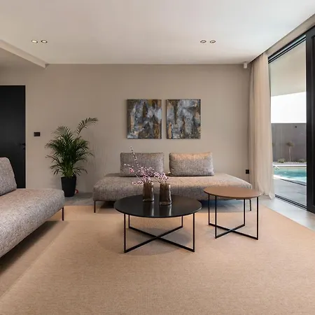 빌라 Luxury Aruna *