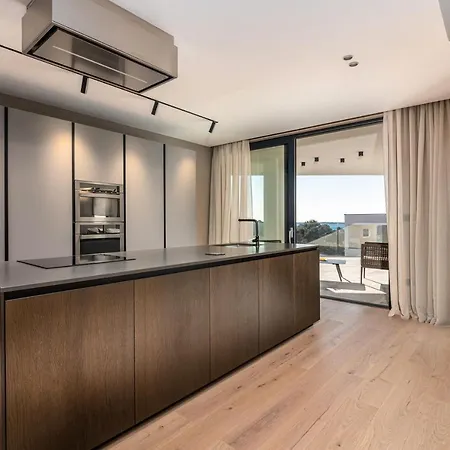 Luxury Aruna Pula