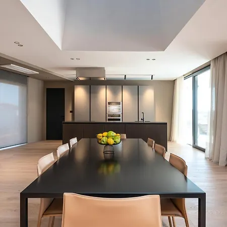 Luxury Aruna Pula