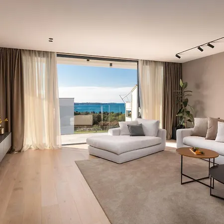 Luxury Aruna Pula