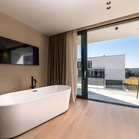 Luxury Aruna Pula