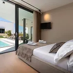 Luxury Aruna