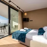 Luxury Aruna