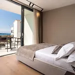 Luxury Aruna *