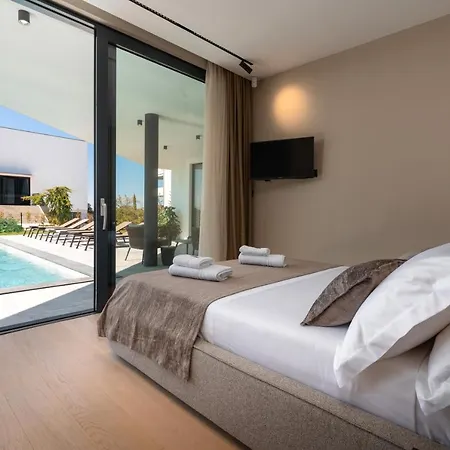 Luxury Aruna