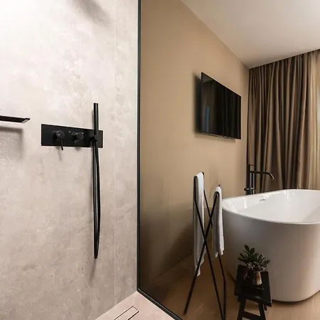 Luxury Aruna *